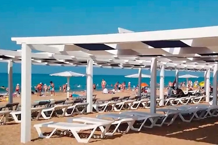 «Море кристально чистое и полно свободных лежаков». Туристам показали, где найти пустой пляж в разгар сезона в Анапе