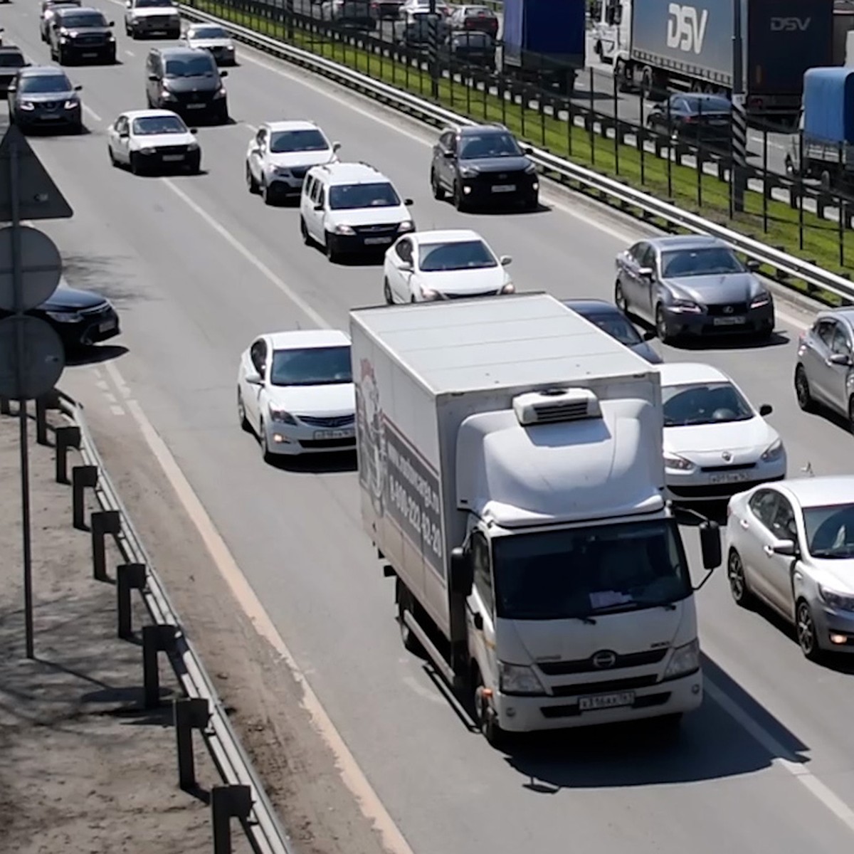 Одноразовые гаджеты, фрукты и минералка втридорога: Как в Ростовской  области на трассе М-4 