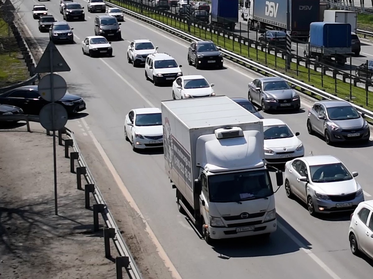 Одноразовые гаджеты, фрукты и минералка втридорога: Как в Ростовской  области на трассе М-4 