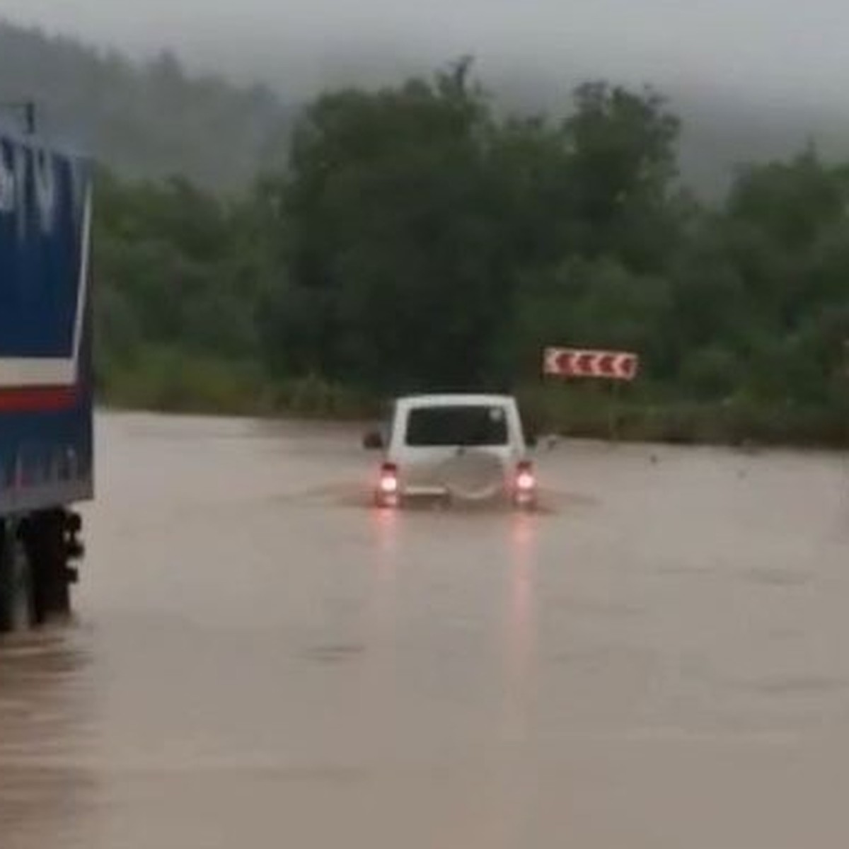 Просто наводнение: частные дома и дороги уходят под воду на Сахалине - KP.RU