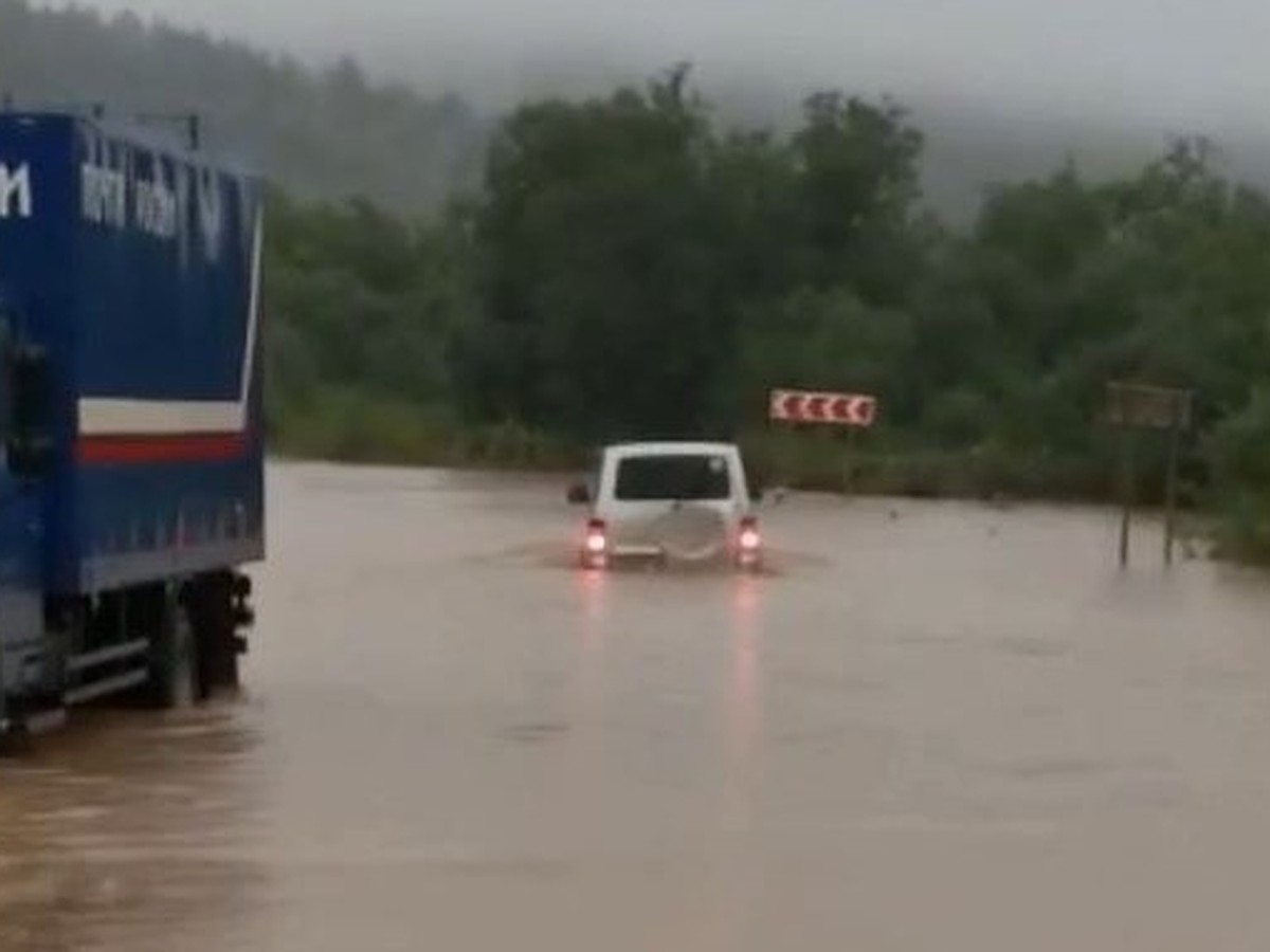 Просто наводнение: частные дома и дороги уходят под воду на Сахалине - KP.RU