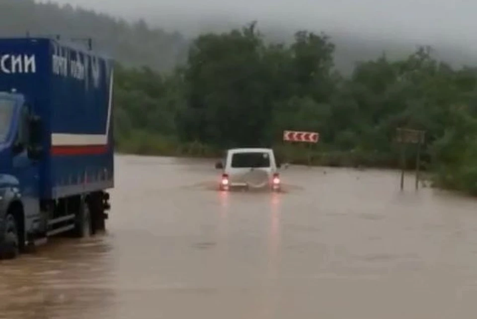 Дорога Ильинск-Арсентьевка закрыта из-за сильного наводнения в Томаринском районе. Скан видео телеграмм-канала «УГЛЕГОРСКИЕ ВЕСТИ»