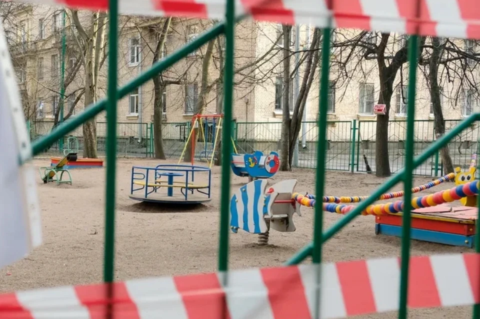 В Петербурге полиция и спасатели МЧС нашли похищенного ребенка под диваном в квартире у психбольного мужчины.