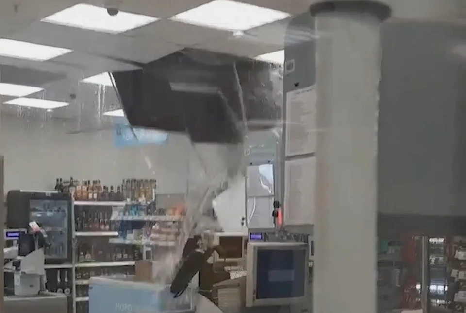 Из-за дождя в магазине обрушился потолок. Фото: кадр из видео / «АСТ-54».
