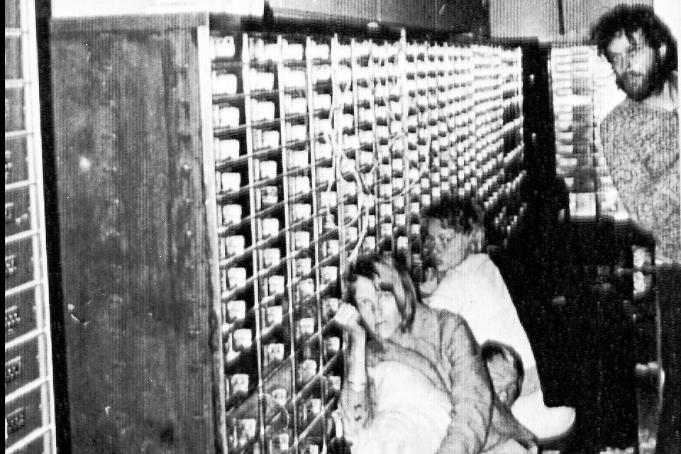 Ян-Эрик Олссон (справа) и его заложники в помещении банка, 1973 год.
