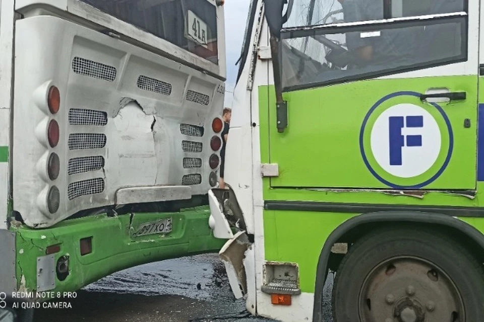 В Ярославле столкнулись два автобуса. ФОТО: Группа "Жесть Ярославль" ВКонтакте