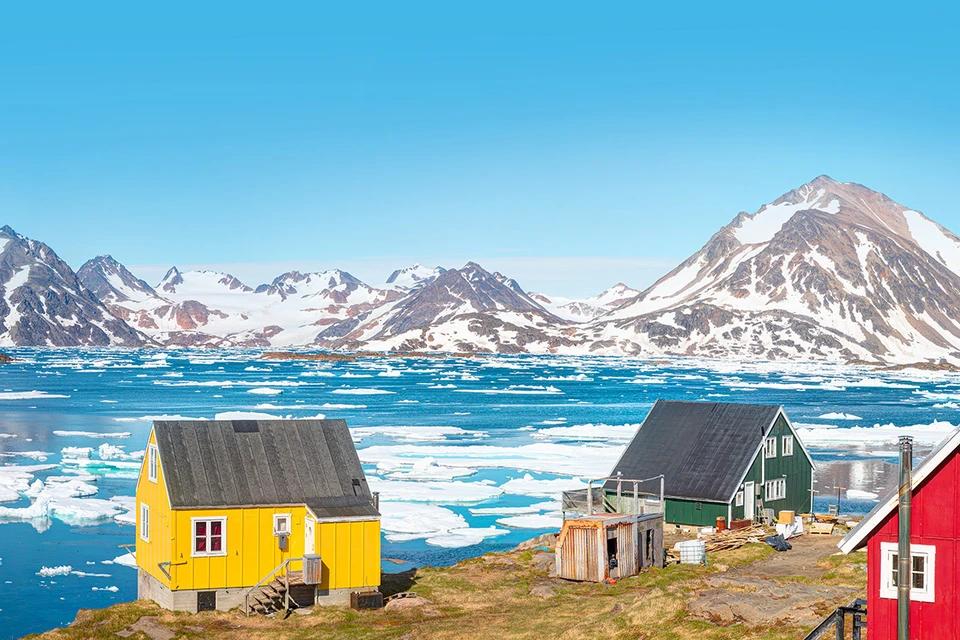 Согласно исследованиям, только в период с 2000 по 2008 год ледяной щит Гренландии сократился на 1500 гигатонн.