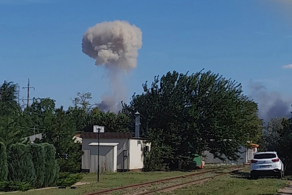 В Саках был виден столб черного дыма. Фото: Дмитрий Ясенюк