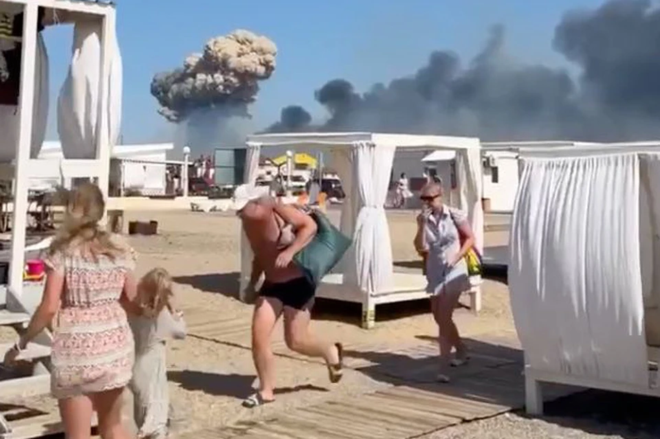 В Крыму на пляже видны столбы дыма