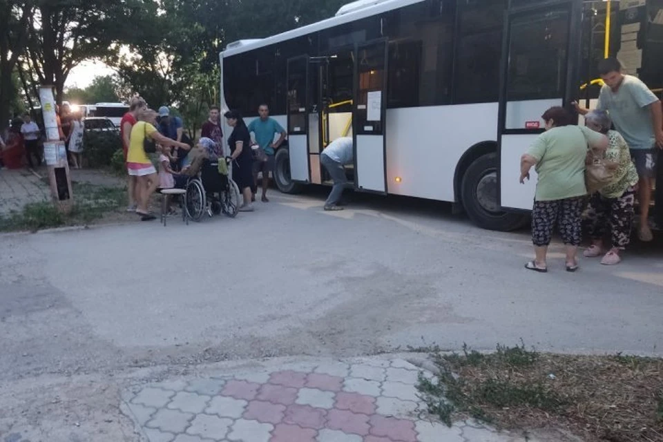 Из Новофедоровки увозят всех желающих на специальных автобусах