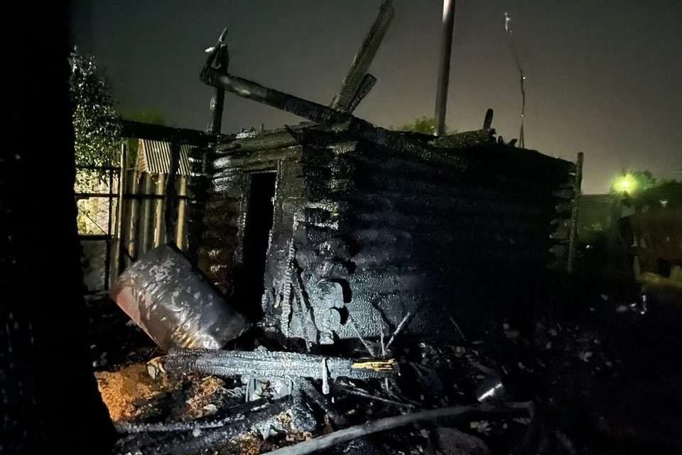 В Коченево пожарные спасли человека и нашли труп в горящей бане. Фото: ГУ МЧС РФ по НСО.