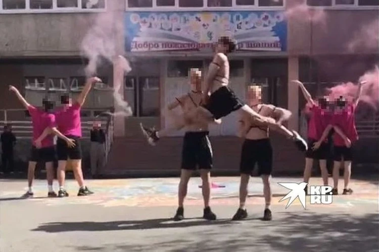 Из-за ЛГБТ-танца старшеклассников завуча лицея в Екатеринбурге привлекли к административной ответственности