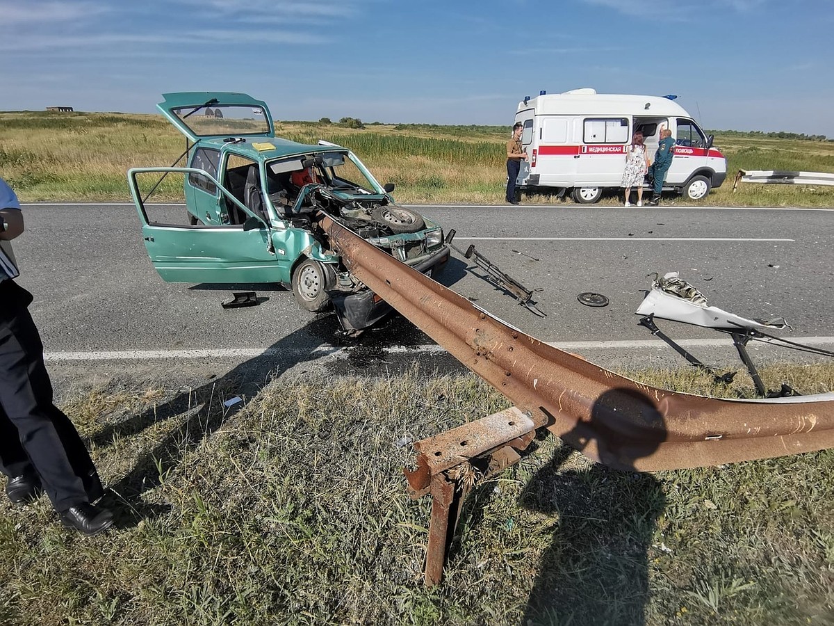 Малолитражку пронзило полосой металла: в ДТП в Челябинской области погиб  водитель - KP.RU