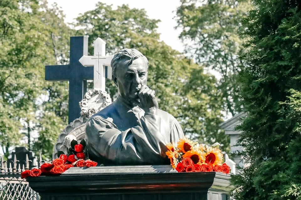 На Никольском кладбище почтили память первого мэра Санкт-Петербурга. Фото: gov.spb.ru