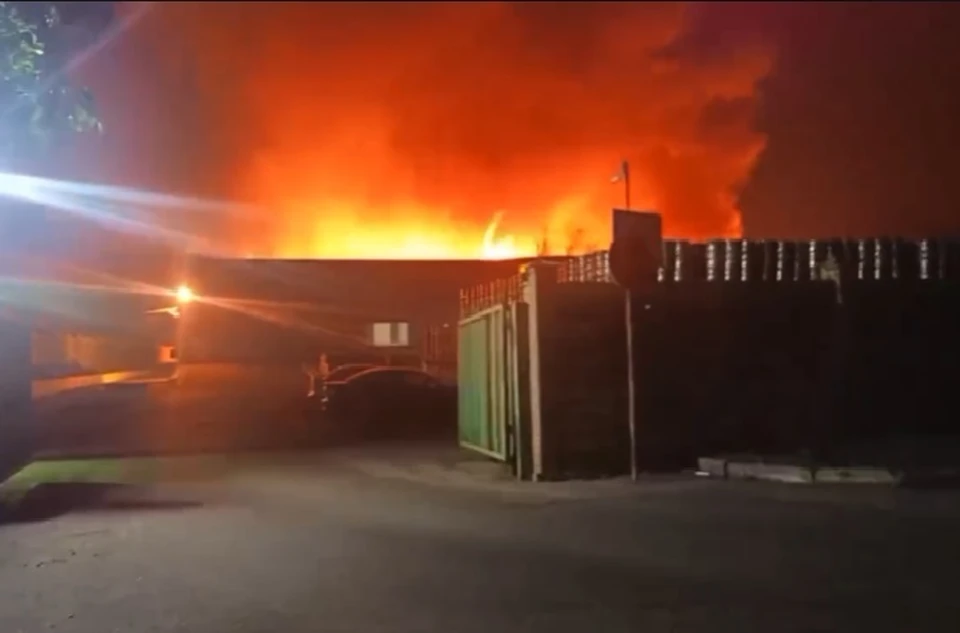 МЧС ликвидирует пожар на Донецком пивзаводе, вызванный обстрелом ВФУ. Фото: t.me/donetsk
