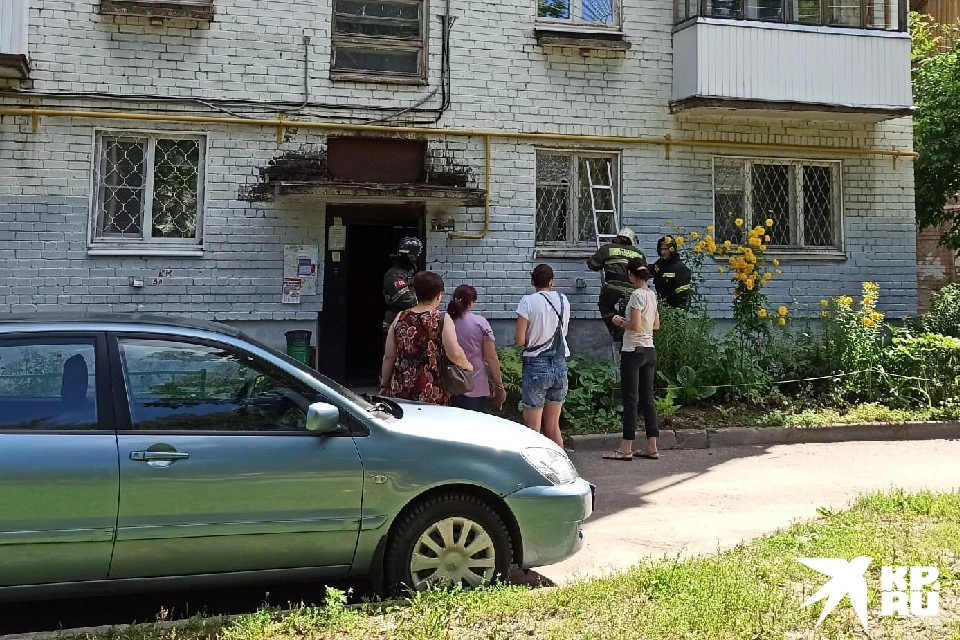 В квартире живёт пожилая женщина.