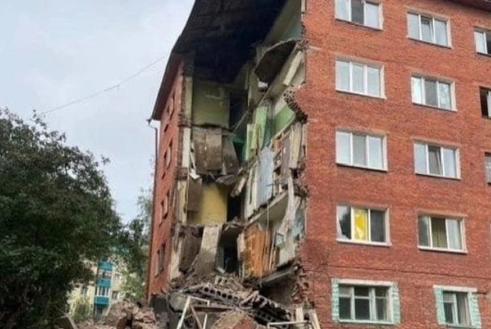 Частичное обрушение дома в Омске 12 августа 2022.