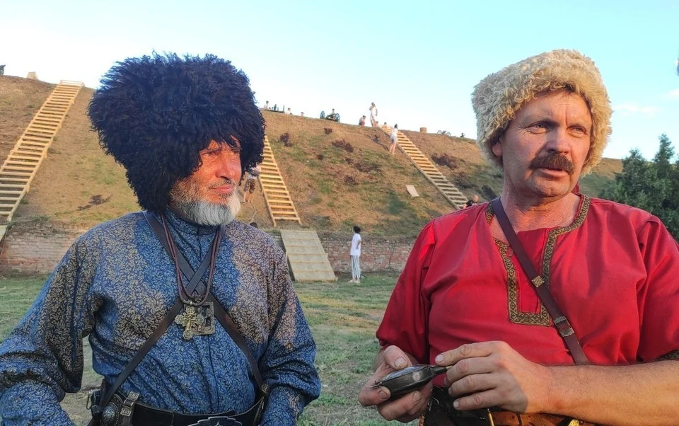 Петр Поздняков (на фото справа) занимается реконструкцией уже 30 лет.