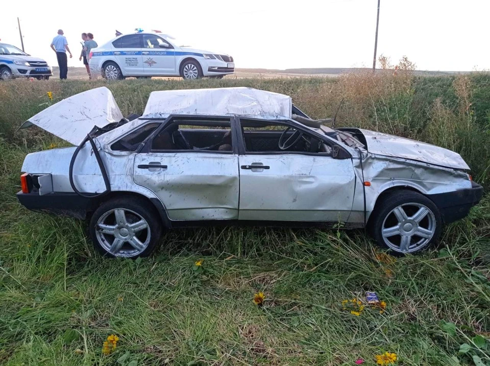 Автомобиль слетел в кювет, трое молодых людей пострадали