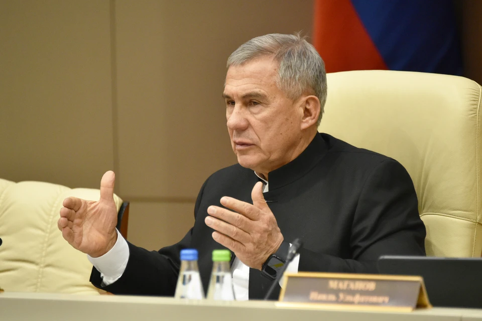 Минниханов отметил, что именно строители, трудясь на объектах, делают города лучше. Фото: https://president.tatarstan.ru/