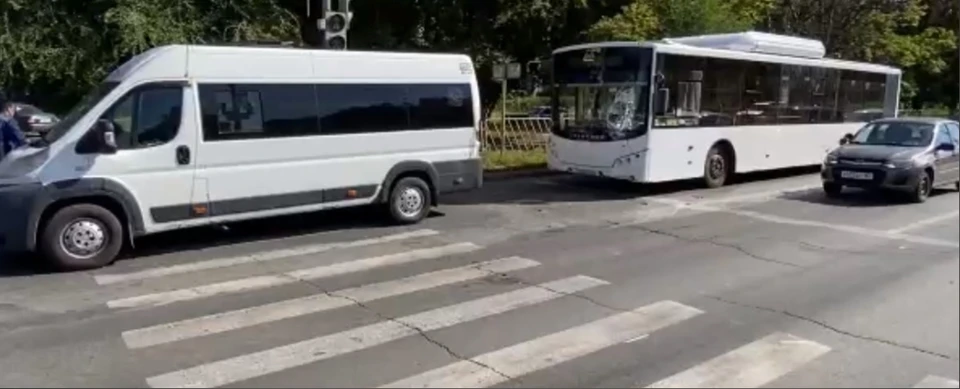 Автобус врезался в маршрутку. Фото: "Патруль Тольятти"