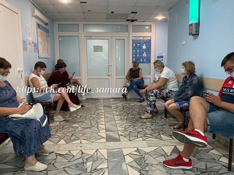 Пациенты ожидают приема в поликлинике. Фото: СамараLife/ Евгений Коновалов