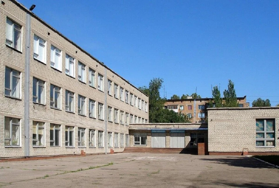 В школу №50 в Горловке, как впрочем и во многие другие, уже прилетали снаряды, поэтому все дети давно переведены на дистанционное обучение. Фото: школа №50.