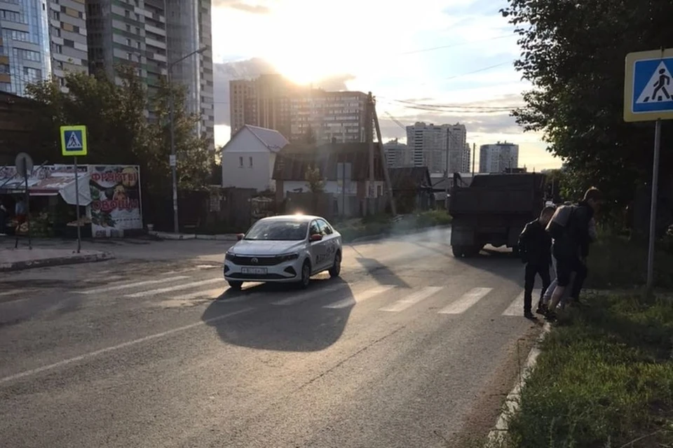 В Новосибирске таксист сбил человека на нерегулируемом пешеходном переходе. Фото: АСТ-54