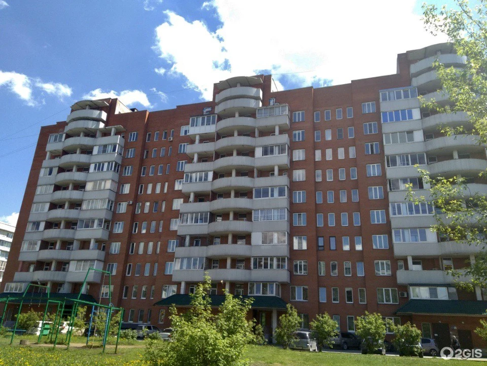 Во дворе этого дома - самого высокого в этом районе Ленинска-Кузнецкого - и случилась трагедия.
