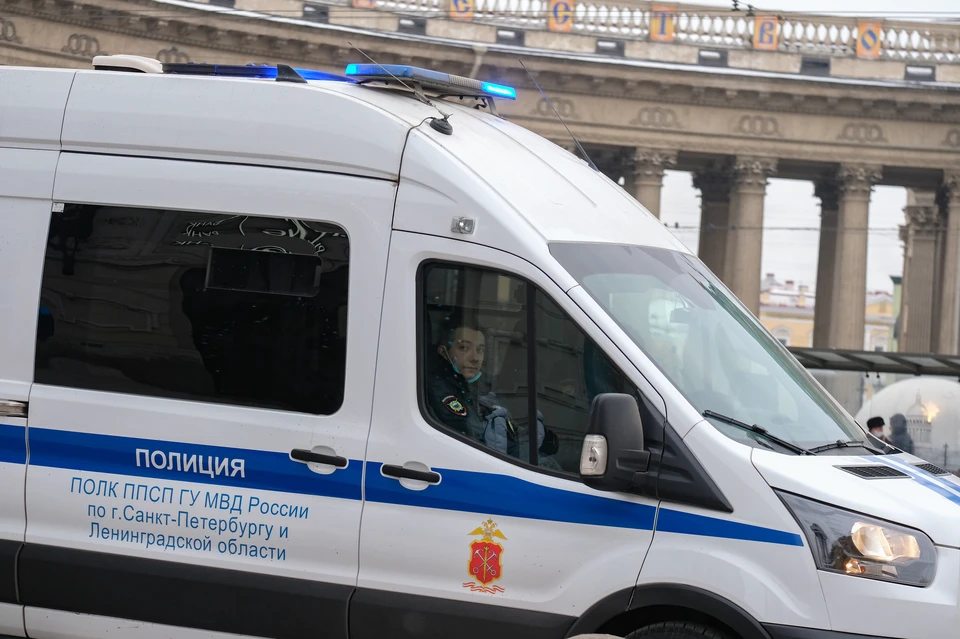 Сотрудники полиции задержали мужчину, похитившего из автомобиля более полумиллиона рублей в Петербурге