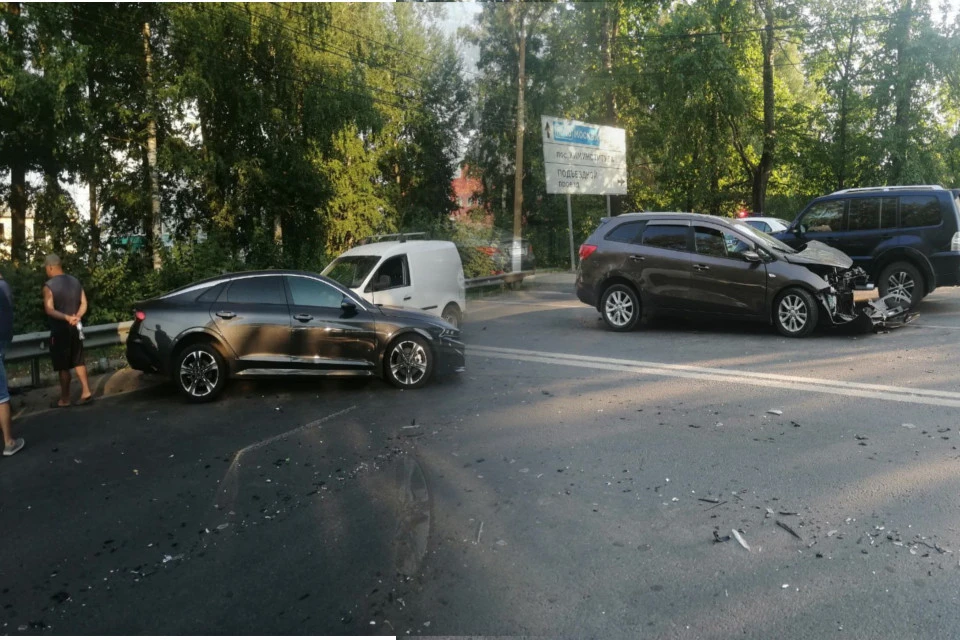 В аварию попали сразу три машины. Фото: УГИБДД по Тверской области/коллаж