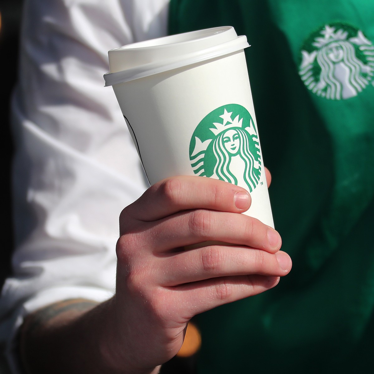 Обошлись без сюрпризов: стало известно новое название сети кофеен Starbucks,  которую купили Тимати и компания - KP.RU