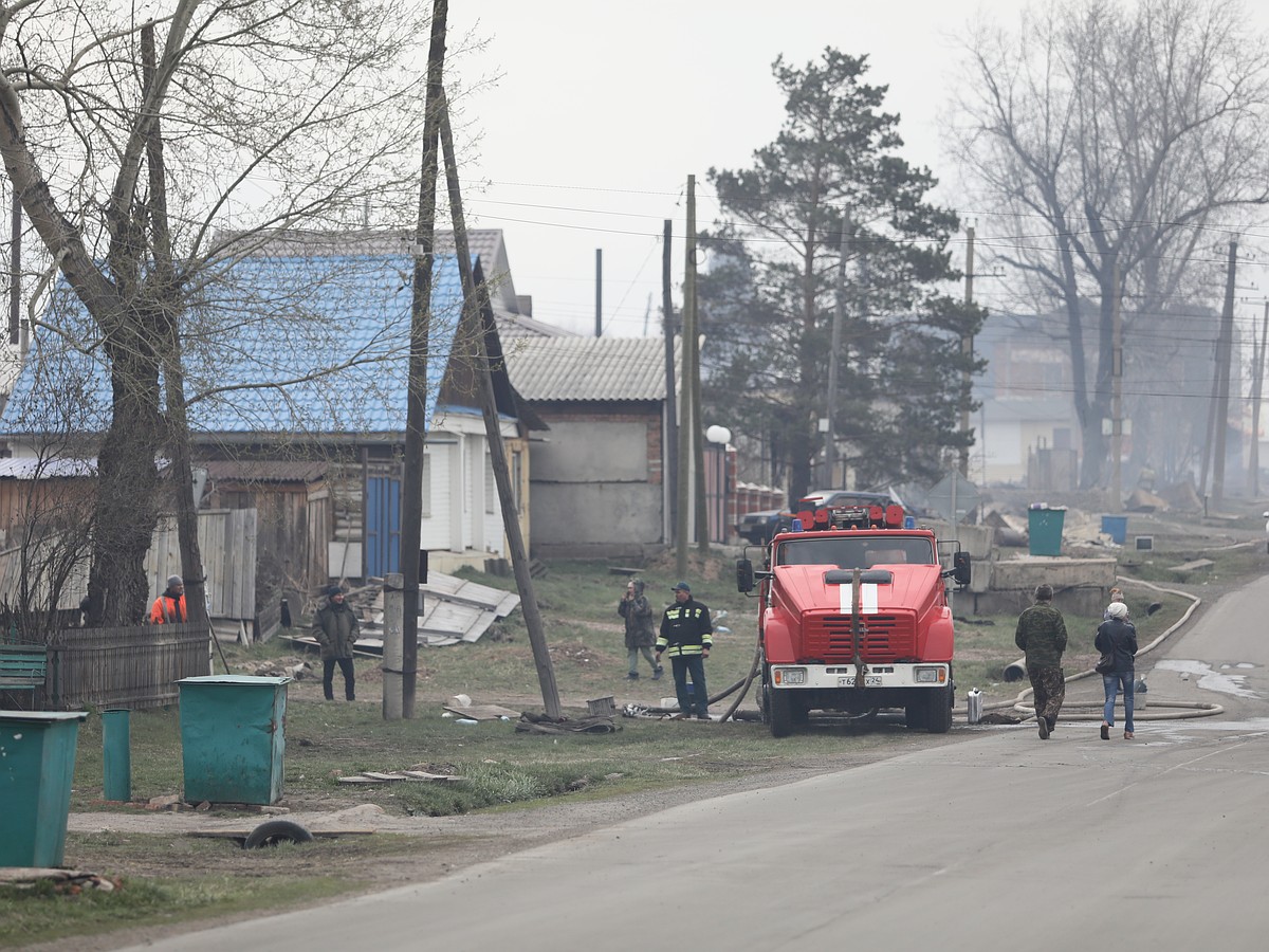 В Ульяновской области в Старой Кулатке из горящего дома спасли четырех  взрослых и двоих детей - KP.RU