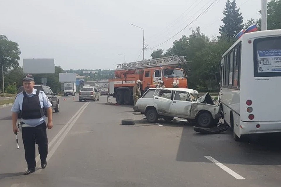 Столкнулись «ВАЗ 2104» и пассажирский «Вектор». Фото: отдел пропаганды УГИБДД
