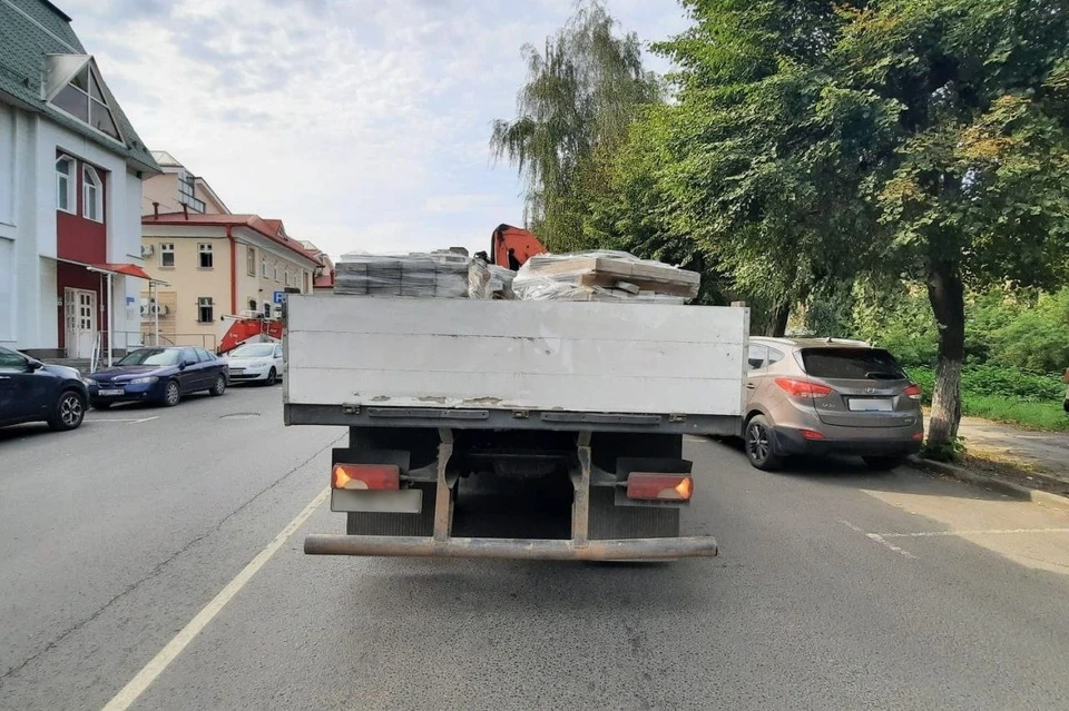 В Рязани кран-манипулятор оборвал провода и повалил часть дерева. Фото: Telegram-канал «аТипичная Рязань».