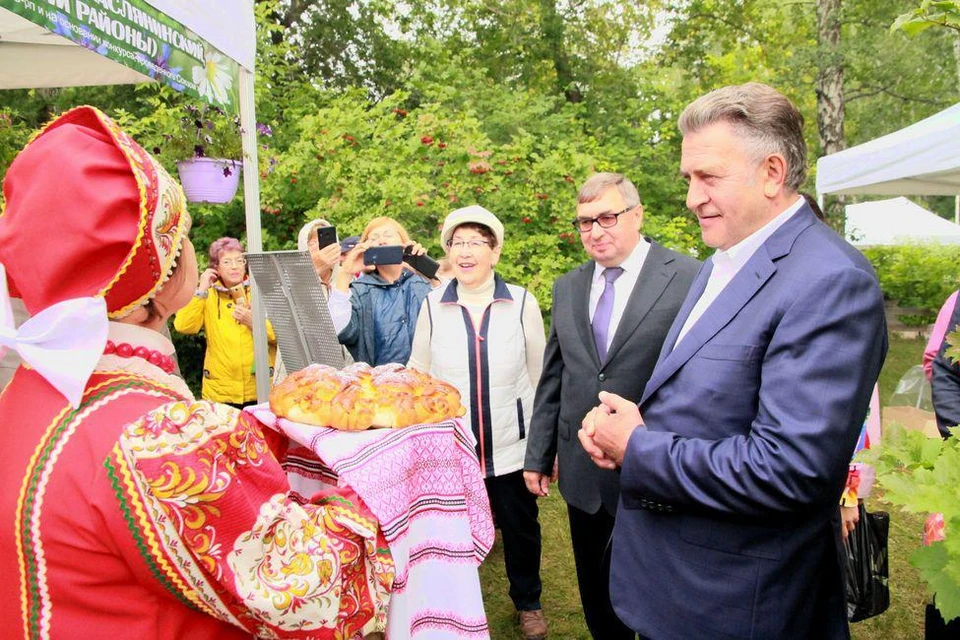 Андрей Шимкив поблагодарил всех, кто принял участие в выставке. Фото: Законодательное собрание Новосибирской области.
