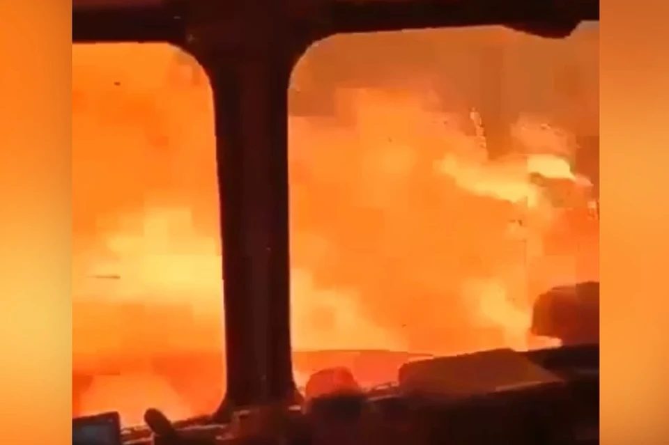 Лесной пожар сняли из кабины пожарной машины в Рязанской области: страшные кадры