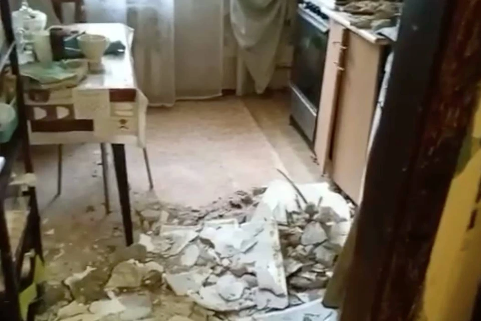 красный треугольник на обводном канале. в петербурге обрушился фасад здания. обрушилось здание красного треугольника. красный треугольник спб обрушение. в питере рухнул дом на гороховой.