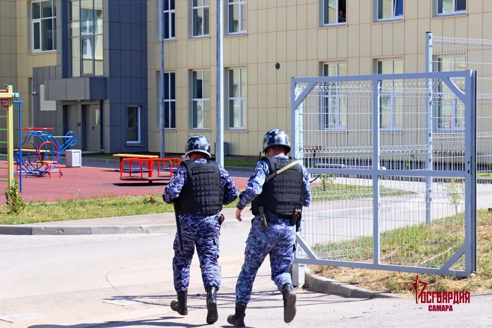 Сотрудники ведомства проверили готовность школ к новому учебному году / Фото: Росгвардия Самарская область