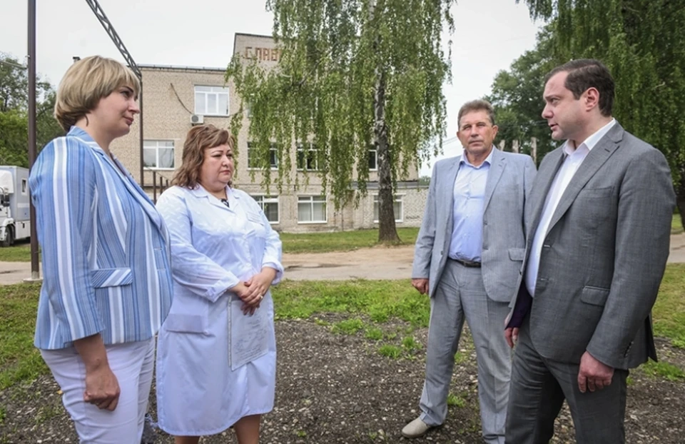 Алексей Островский проинспектировал ход ремонта Рославльской ЦРБ. Фото: страница губернатора Алексея Островского в соцсетях.