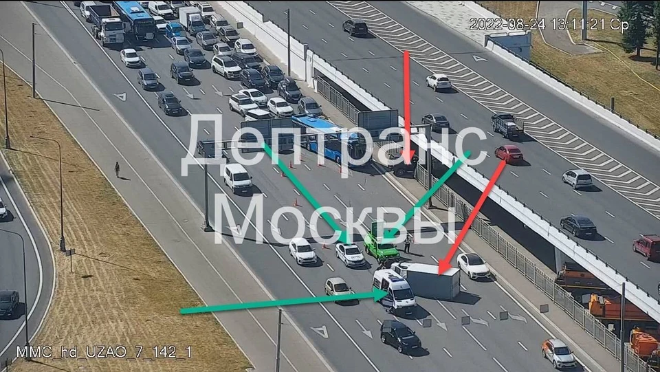 В результате аварии джип вылетел на тротуар на Ленинском проспекте в Москве