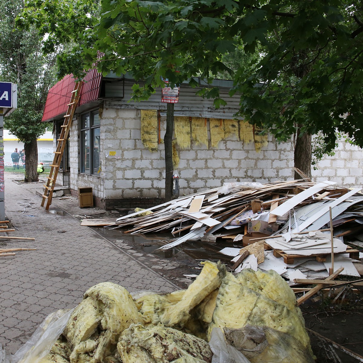 В Воронеже продолжают сносить незаконно установленные торговые объекты -  KP.RU