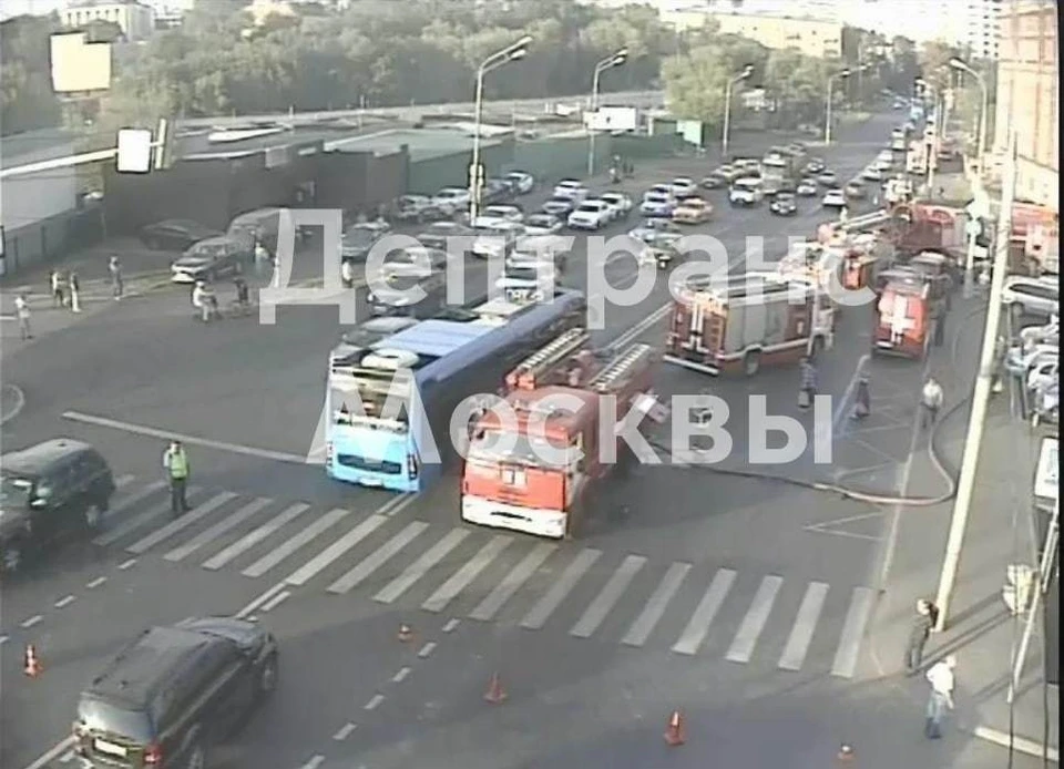 Из-за пожара на севере Москвы затруднено движение по Сигнальном проезду