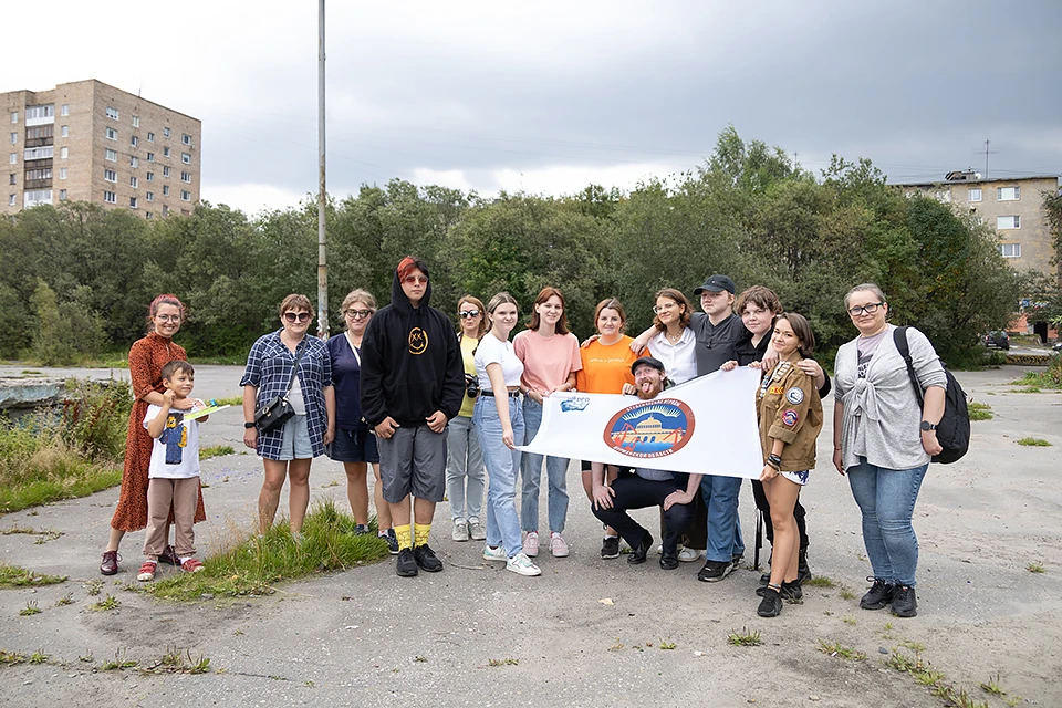 Субботник на улице Буркова прошел в рамках проекта «Арктическая среда» при поддержке «Православной инициативы».