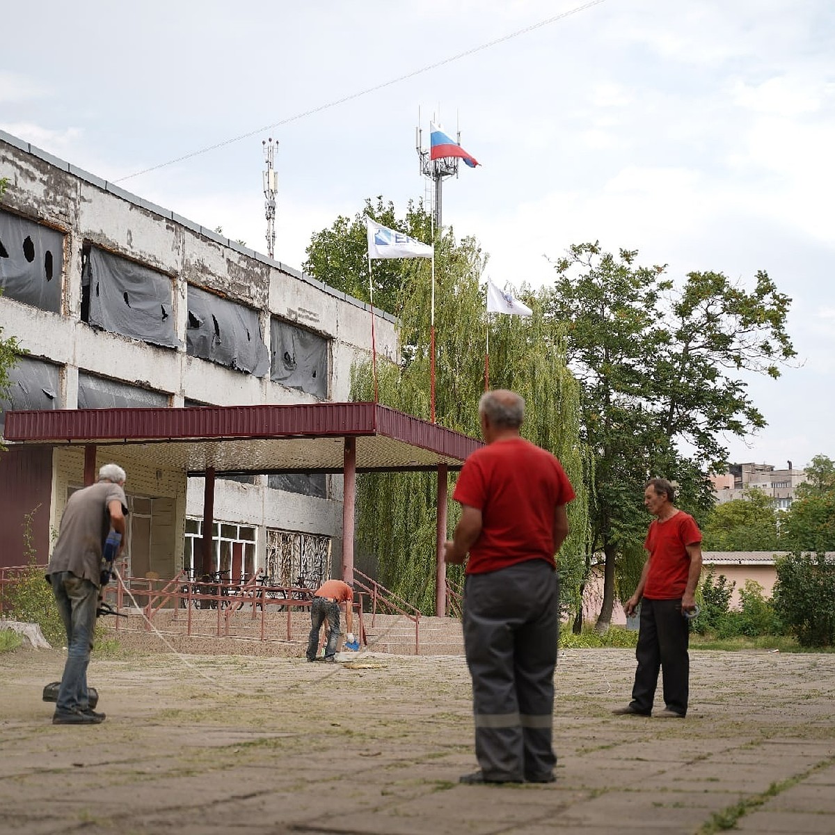 «Радует, что все здесь преображается»: Жители Мариуполя помогают родному  городу - KP.RU