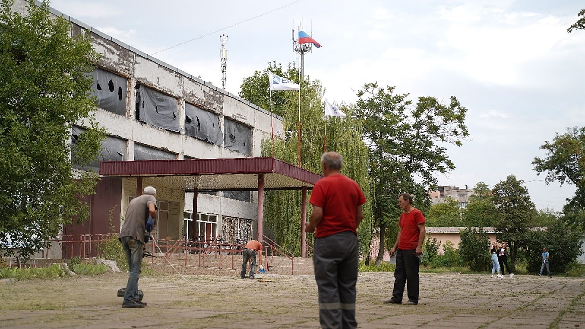 «Радует, что все здесь преображается»: Жители Мариуполя помогают родному  городу - KP.RU