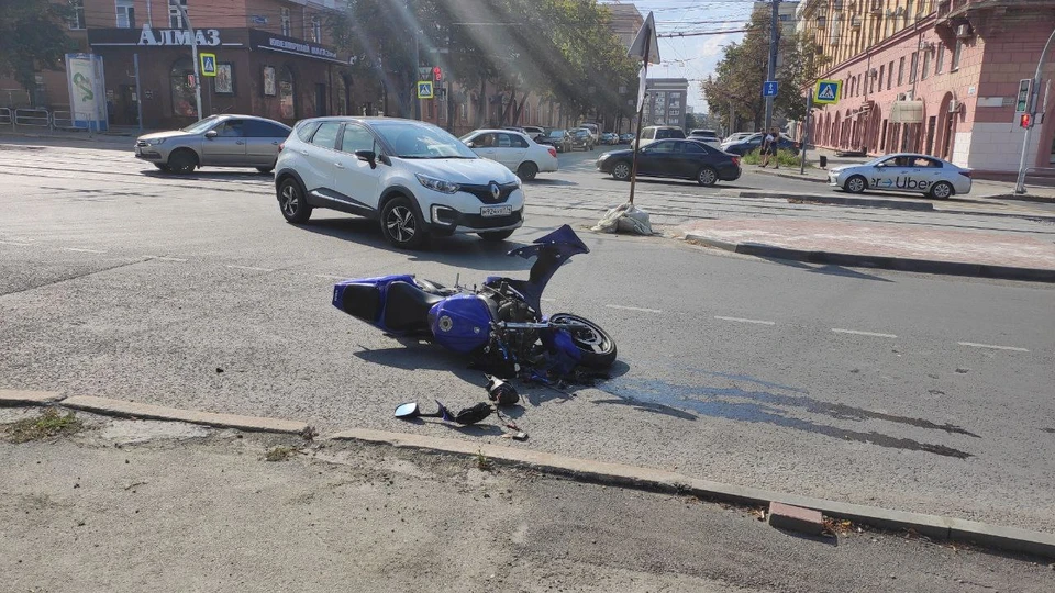 Мотоциклиста увезли на скорой