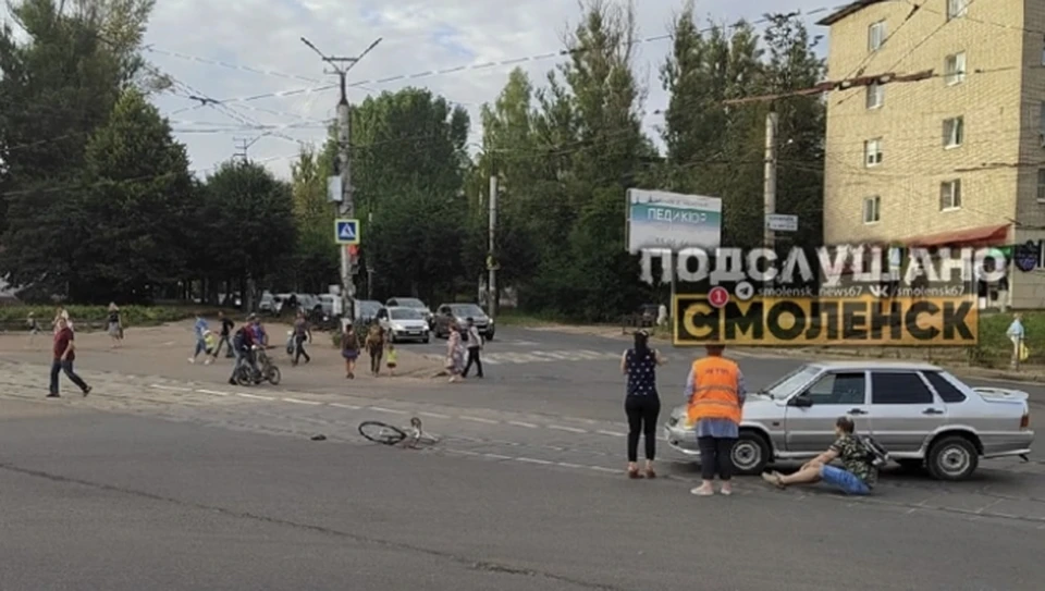 В Смоленске водитель «Лады» сбила велосипедиста на оживлённом перекрёстке. Фото: «Подслушано Смоленск» ВКонтакте.