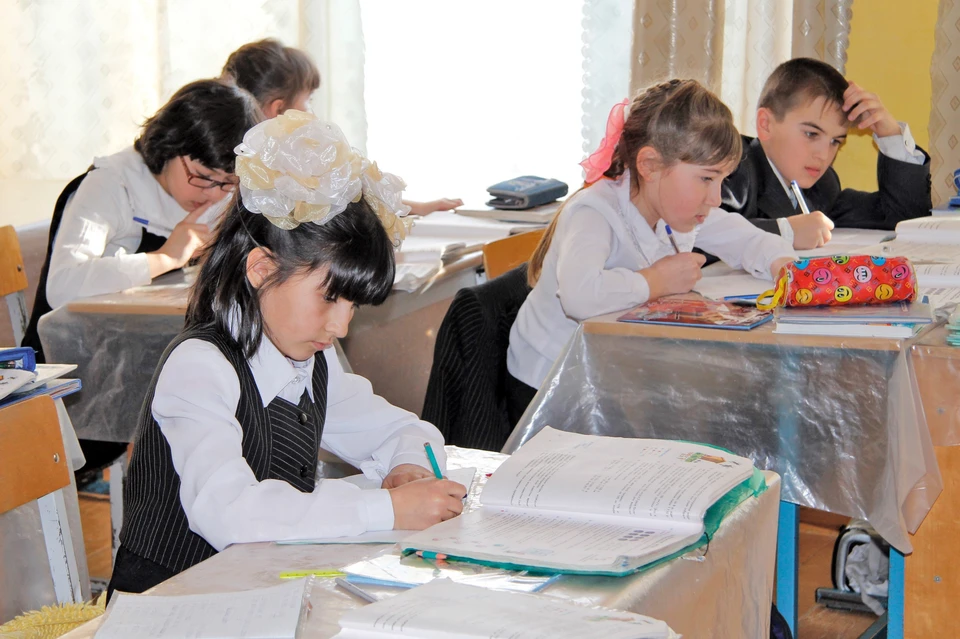Почему в школу 11. Школьники на уроке. Урок в школе. Школа в Украине. Фото школьников в школе на занятиях.