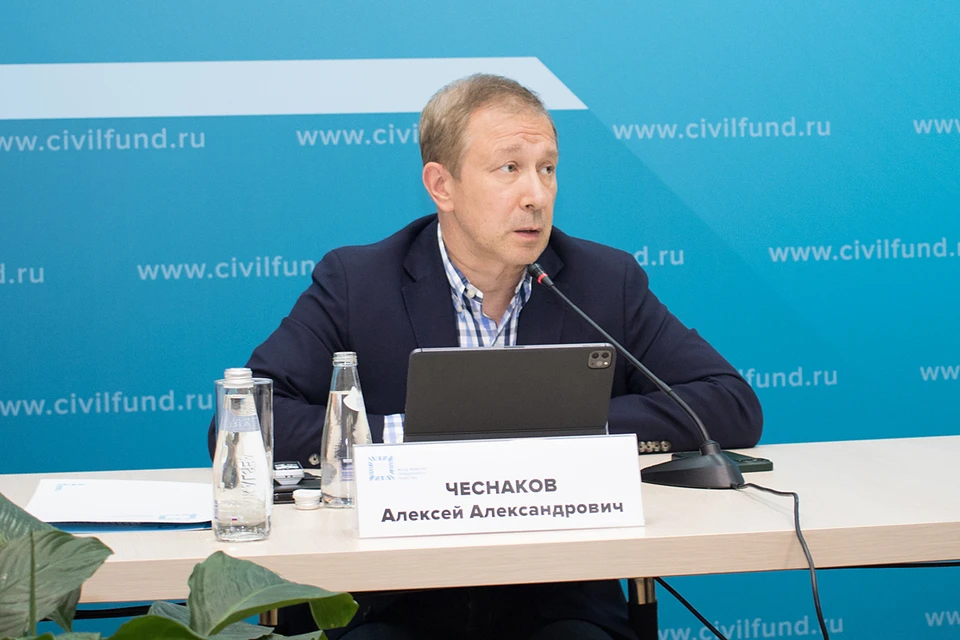 Алексей Чеснаков отметил, что помимо нескольких региональных избирательных кампаний есть и одна большая кампания по подготовке к единому дню голосования, которая имеет свою логику и свое значение